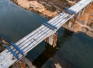 Bridge construction with Doka shoring systems